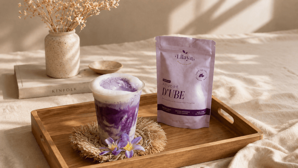 Ube latte sur un plateau ambiance cosy lifestyle