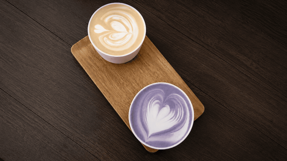 tasse à café et tasse d'ube latte art